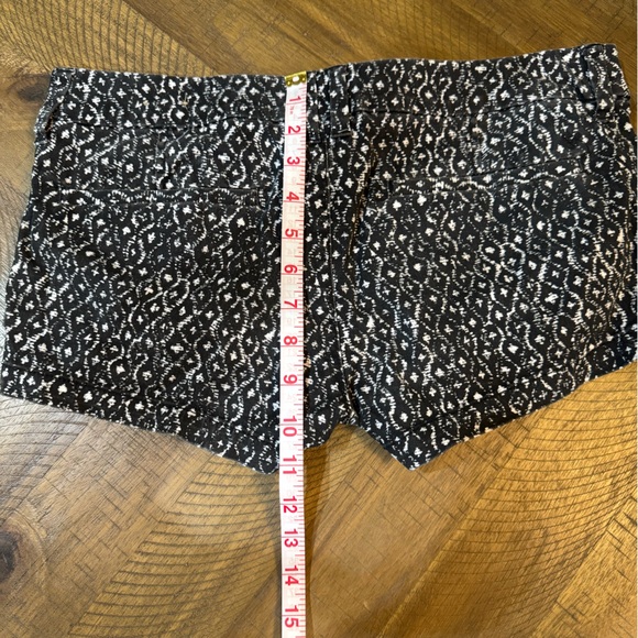 AEO 🌟 Black and White Patterned Shorts - Picture 11 of 14